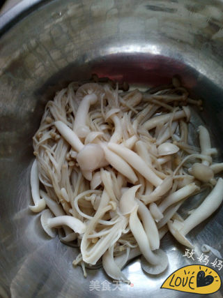 尖椒炒海鲜菇的做法步骤：1