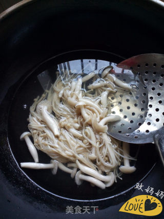 尖椒炒海鲜菇的做法步骤：2
