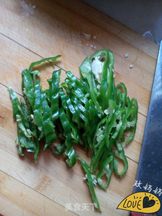尖椒炒海鲜菇的做法步骤：3