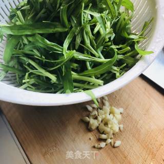 清炒空心菜的做法步骤：1