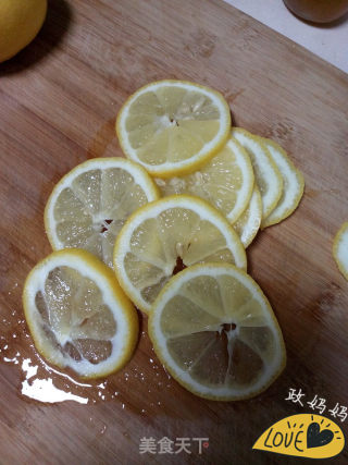 蜂蜜柠檬水的做法步骤：2
