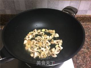 青豆炒蘑菇的做法步骤：6