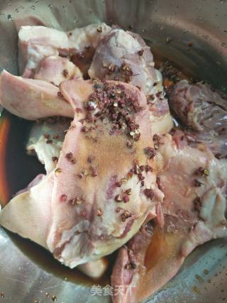 卤猪肉的做法步骤：1