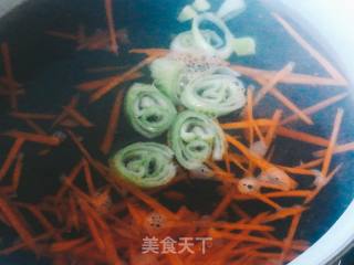 羊肉片胡萝卜细面的做法步骤：2