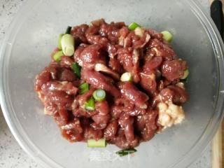 孜然羊肉的做法步骤：1