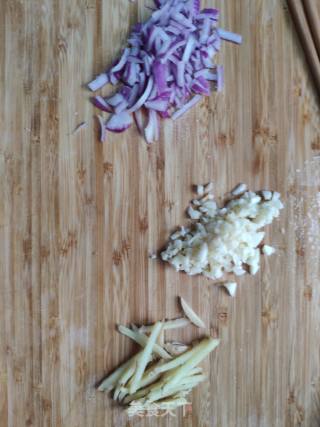 家常菜     芹菜土豆条的做法步骤：2