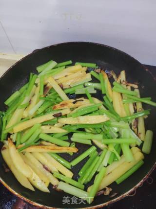 家常菜     芹菜土豆条的做法步骤：5