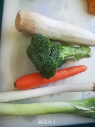 鸡胸肉炒西兰花杏鲍菇胡萝卜的做法步骤：1