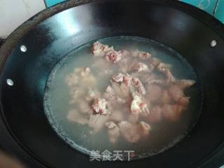 家常菜一一土豆烧牛腩的做法步骤：1
