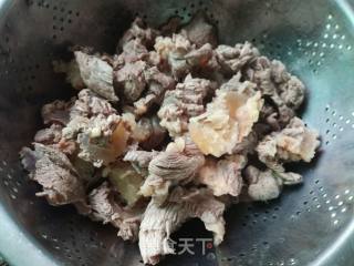 家常菜一一土豆烧牛腩的做法步骤：2