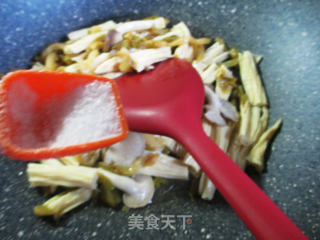 秀珍菇榨菜丝炒腐竹的做法步骤：4