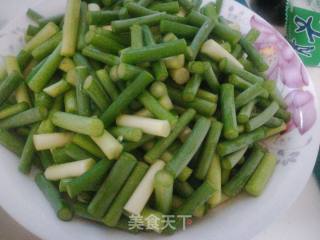 肉片炒蒜苔的做法步骤：2