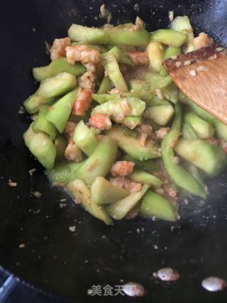 丝瓜炒鲜虾仁的做法步骤：15