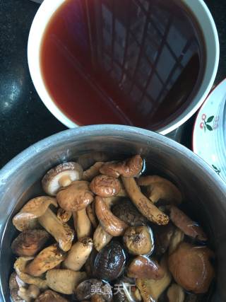 双菇乌鸡汤的做法步骤：1