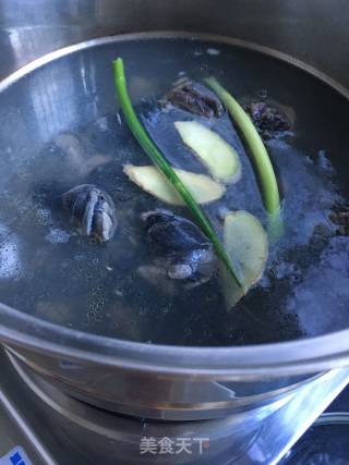 双菇乌鸡汤的做法步骤：2