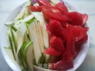 西葫芦炒西红柿的做法步骤：2