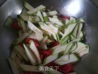 西葫芦炒西红柿的做法步骤：3