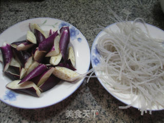 茄子炒粉条的做法步骤：1