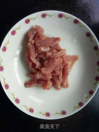 红萝卜瘦肉炒素鸡的做法步骤：1