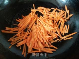 红萝卜瘦肉炒素鸡的做法步骤：9