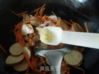 红萝卜瘦肉炒素鸡的做法步骤：12