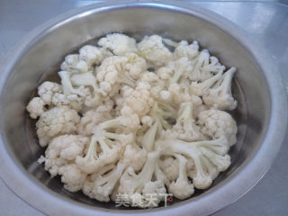 香菇炒菜花的做法步骤：1
