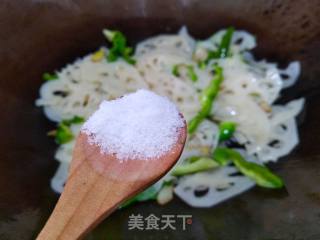青椒炒藕片的做法步骤：12