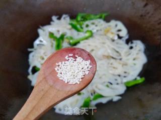 青椒炒藕片的做法步骤：13