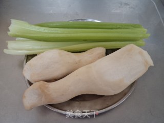 西芹杏鲍菇的做法步骤：1
