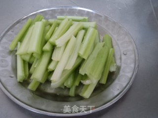 西芹杏鲍菇的做法步骤：2