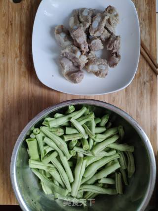 家常菜  软骨炖芸豆的做法步骤：1