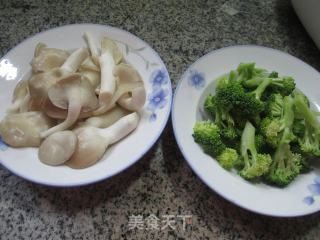 秀珍菇炒西兰花的做法步骤：1
