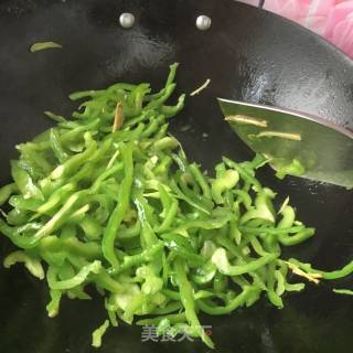 青椒炒黄金鲍鱼的做法步骤：11