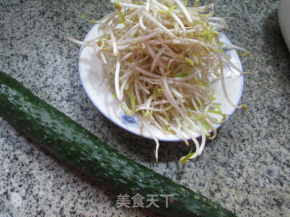 绿豆芽炒青瓜的做法步骤：1