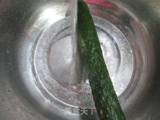 绿豆芽炒青瓜的做法步骤：2