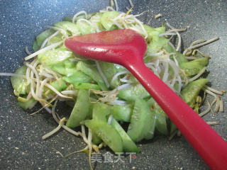 绿豆芽炒青瓜的做法步骤：5