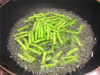豇豆香干炒肉丝的做法步骤：2