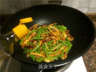豇豆香干炒肉丝的做法步骤：11