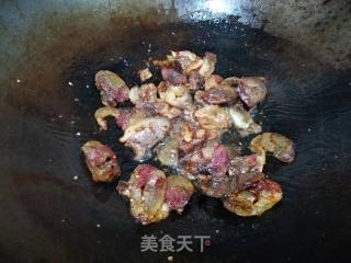莴笋胡萝卜仔姜炒香肠的做法步骤：10