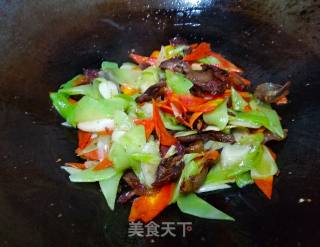 莴笋胡萝卜仔姜炒香肠的做法步骤：16