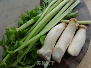 芹菜炒杏鲍菇的做法步骤：1