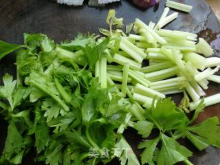 芹菜炒杏鲍菇的做法步骤：3