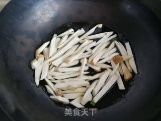 芹菜炒杏鲍菇的做法步骤：5