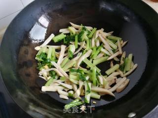 芹菜炒杏鲍菇的做法步骤：6