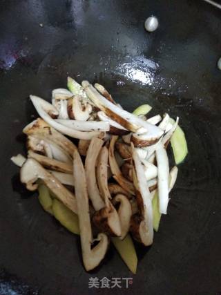 牛肉炒松茸的做法步骤：5