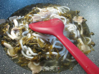 秀珍菇雪菜煮乌冬面的做法步骤：4