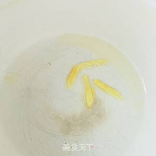 蟹味菇鲜虾汤的做法步骤：3