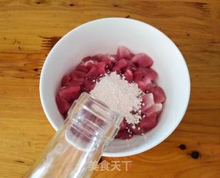 芹菜胡萝卜炒肉丁的做法步骤：5