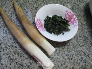 菜芯干鞭笋汤的做法步骤：1