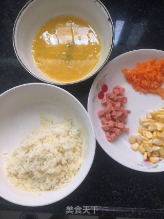 蛋包饭的做法步骤：1